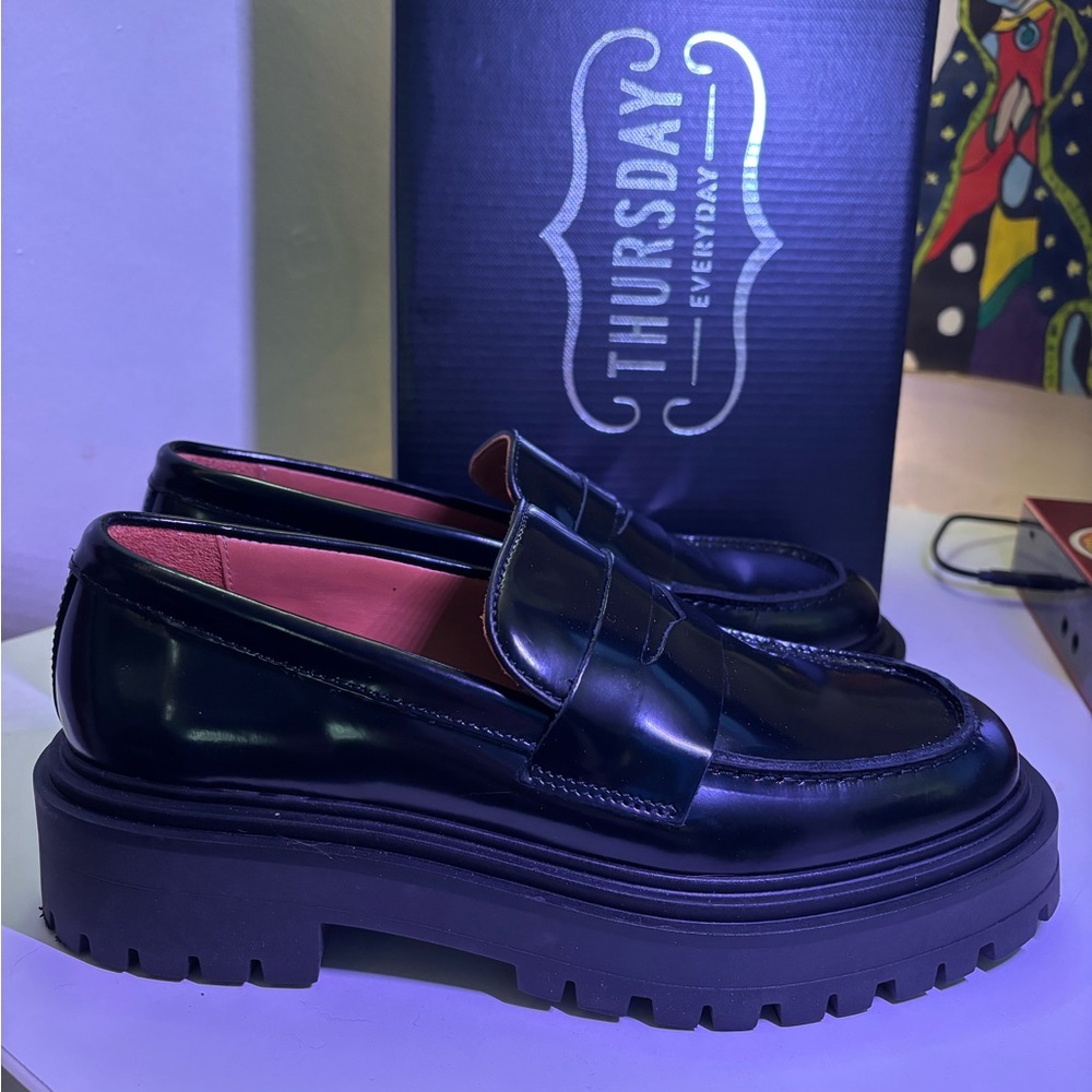 Black women’s Loafers size 8.5 LIKE NEW Thursday brand - platform style